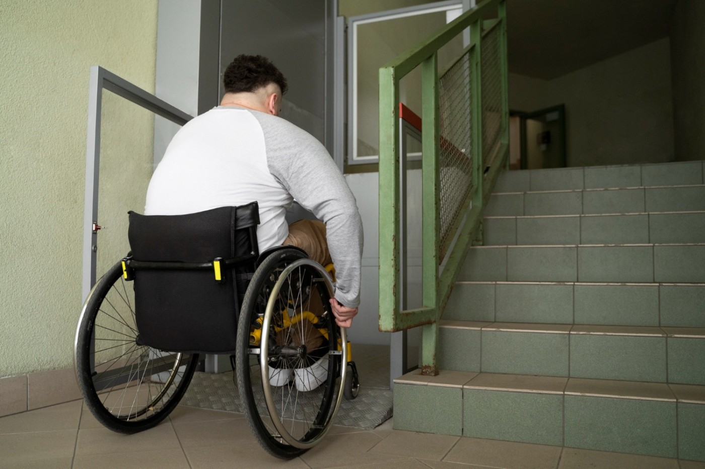Jak z pomocą schodołazów przystosować schody dla osób niepełnosprawnych?